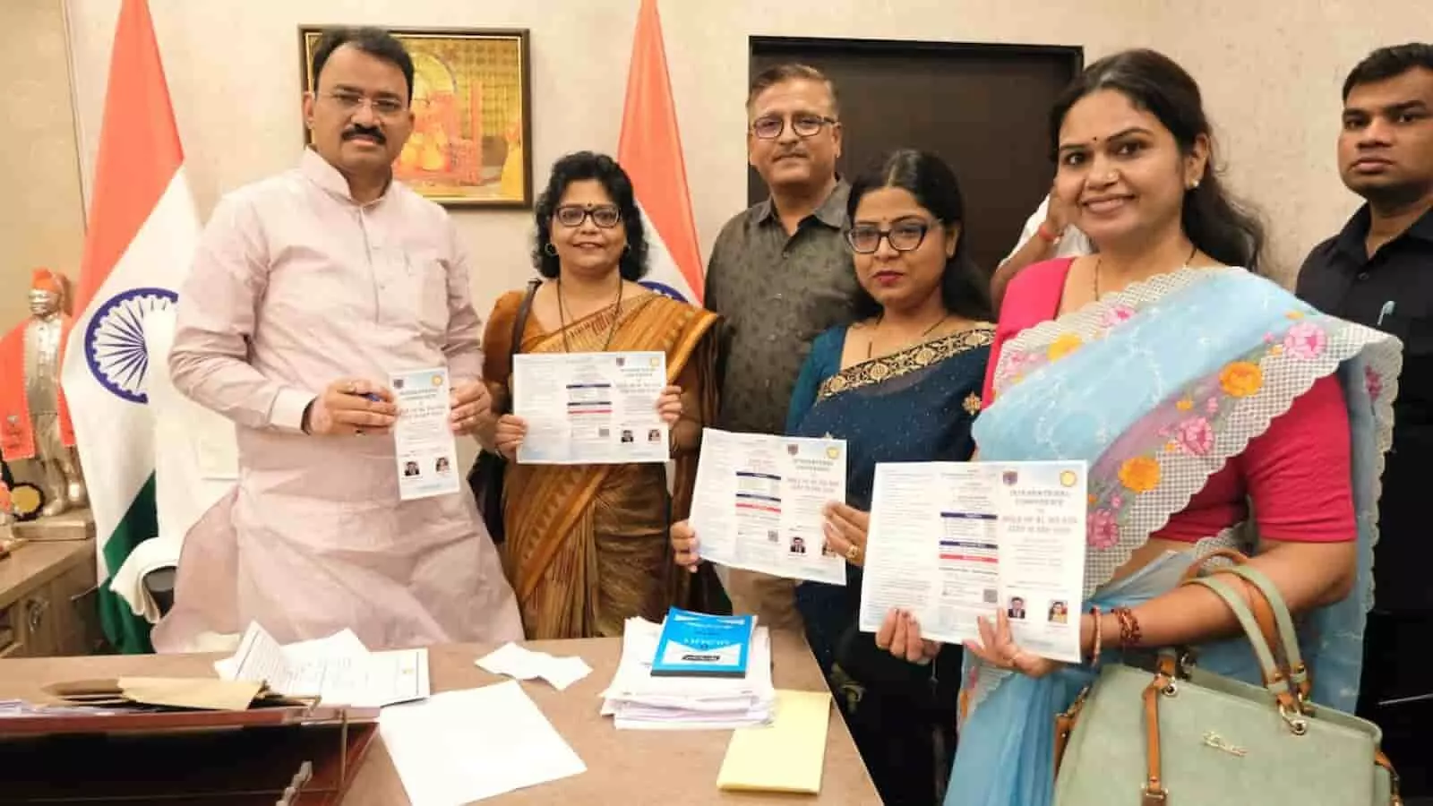 पोस्टर विमोचन के दौरान उपमुख्यमंत्री डॉ. प्रेमचंद बैरवा को आमंत्रण पत्र देते समिति सदस्य। पोस्टर विमोचन के दौरान उपमुख्यमंत्री डॉ. प्रेमचंद बैरवा को आमंत्रण पत्र देते समिति सदस्य।