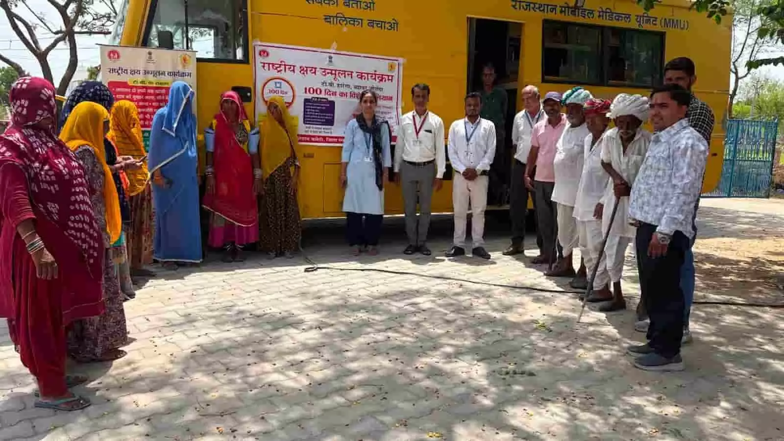 लौहरो का बाड़िया गांव के आयुष्मान स्वास्थ्य शिविर में ग्रामीणों की टीबी जांच करती मेडिकल टीम। लौहरो का बाड़िया गांव के आयुष्मान स्वास्थ्य शिविर में ग्रामीणों की टीबी जांच करती मेडिकल टीम।