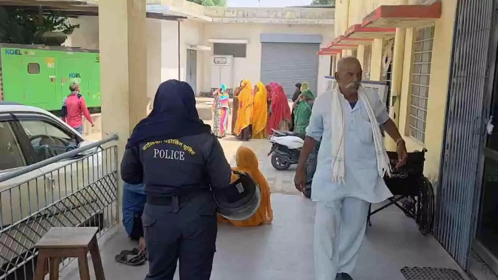 राजसमंद के भीम थाना क्षेत्र में पुलिस की गाड़ी खड़ी दिखाई दे रही है। राजसमंद के भीम थाना क्षेत्र में पुलिस की गाड़ी खड़ी दिखाई दे रही है।