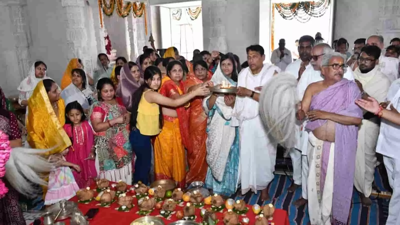 जय त्रिभुवन विमल विहार तीर्थधाम में ध्वजारोहण महोत्सव के दौरान पूजा करते श्रद्धालु। जय त्रिभुवन विमल विहार तीर्थधाम में ध्वजारोहण महोत्सव के दौरान पूजा करते श्रद्धालु।