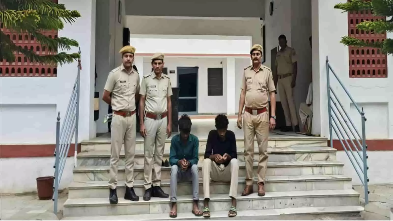 आमेट थाना पुलिस परिसर में चोरी के आरोपियों से बरामद की गई मोटरें और जब्त मोटरसाइकिल दिख रही है। आमेट थाना पुलिस परिसर में चोरी के आरोपियों से बरामद की गई मोटरें और जब्त मोटरसाइकिल दिख रही है।