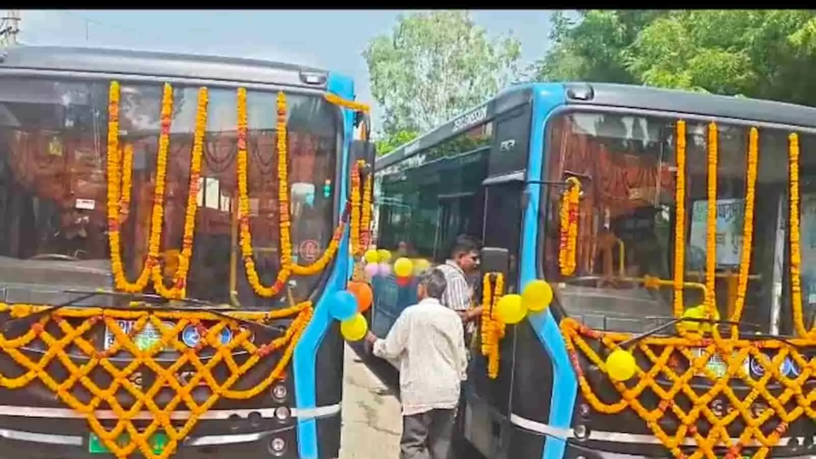भीलवाड़ा में ई-बस सेवा के उद्घाटन कार्यक्रम में मंच पर उपस्थित विधायक अशोक कोठारी।