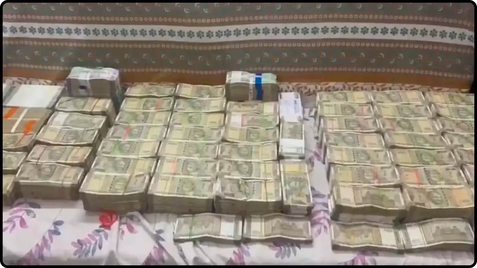 हैदराबाद ACB रेड: सरकारी अफसर के घर से मिला ₹1.54 करोड़ कैश और बेहिसाब गोल्ड हैदराबाद ACB रेड: सरकारी अफसर के घर से मिला ₹1.54 करोड़ कैश और बेहिसाब गोल्ड