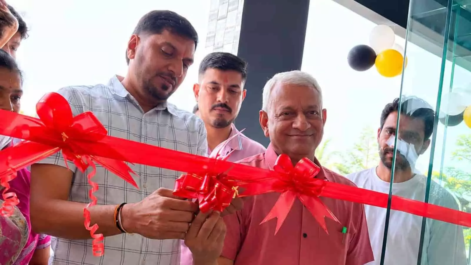 खेरवाड़ा के बंजारिया में नवनिर्मित अत्याधुनिक फिटनेस हब के उद्घाटन समारोह में उपस्थित अतिथि और प्रबंधक वर्ग। खेरवाड़ा के बंजारिया में नवनिर्मित अत्याधुनिक फिटनेस हब के उद्घाटन समारोह में उपस्थित अतिथि और प्रबंधक वर्ग।