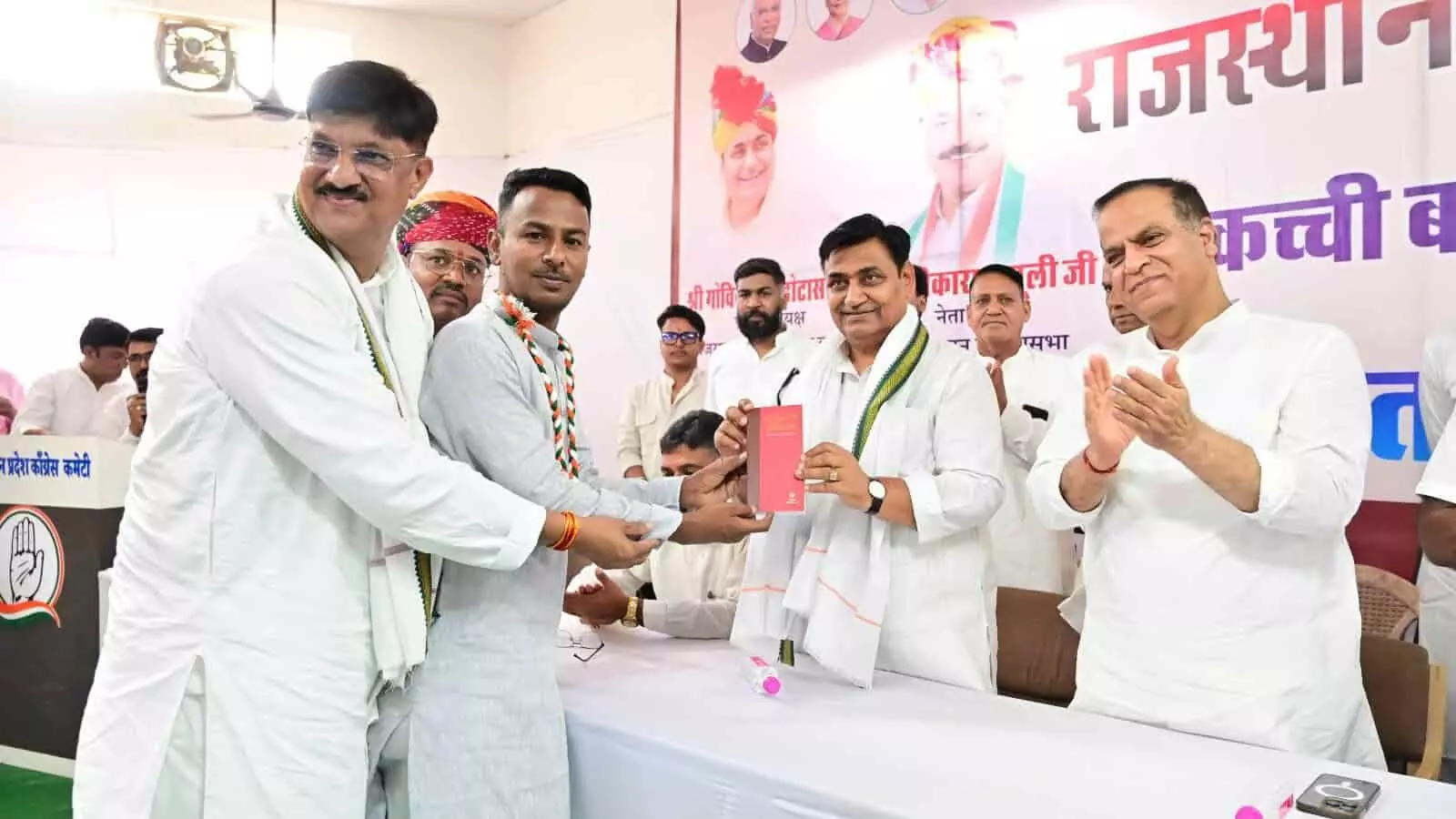 जयपुर में आयोजित कांग्रेस कच्ची बस्ती प्रकोष्ठ सम्मेलन के मंच पर बैठे वरिष्ठ पार्टी नेता और कार्यकर्ता। जयपुर में आयोजित कांग्रेस कच्ची बस्ती प्रकोष्ठ सम्मेलन के मंच पर बैठे वरिष्ठ पार्टी नेता और कार्यकर्ता।