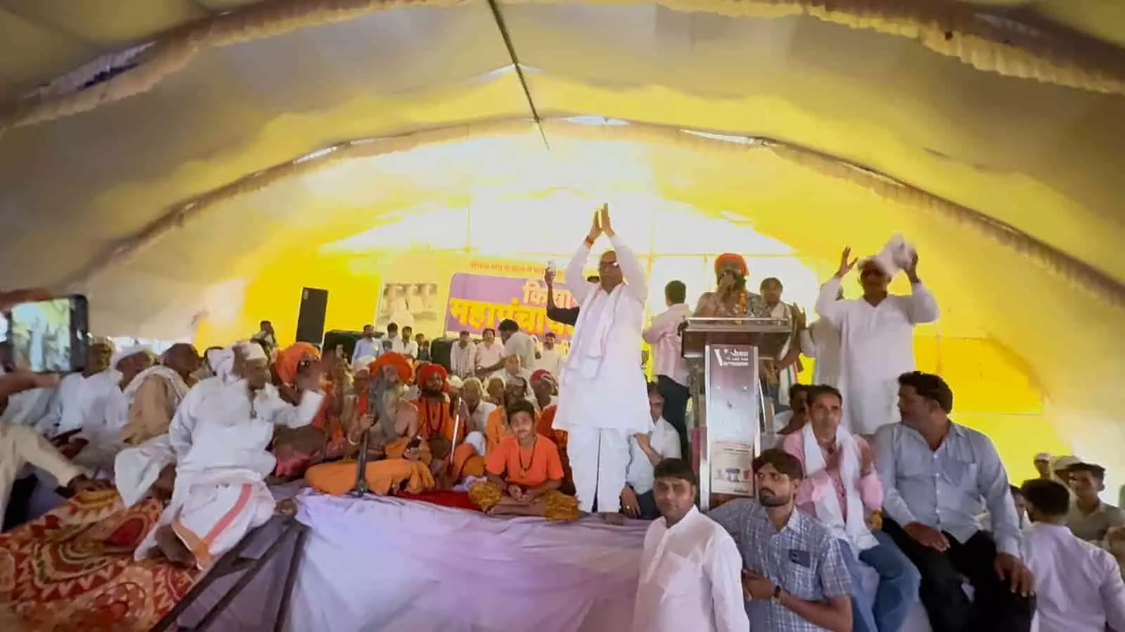 ग्राम खण्डीप में पांचना बांध परियोजना से जल आपूर्ति की मांग करते प्रदर्शनकारी किसान। ग्राम खण्डीप में पांचना बांध परियोजना से जल आपूर्ति की मांग करते प्रदर्शनकारी किसान।