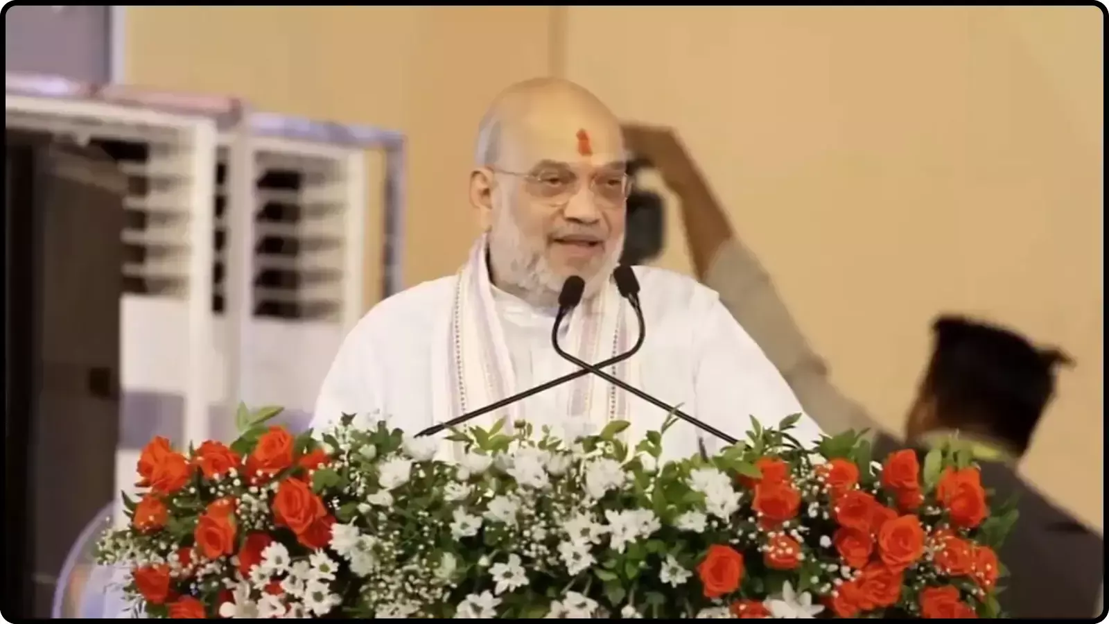 मंच पर भाषण देते हुए केंद्रीय गृह मंत्री अमित शाह कोल्हापुर में राजनीतिक रैली के संदर्भ में। मंच पर भाषण देते हुए केंद्रीय गृह मंत्री अमित शाह कोल्हापुर में राजनीतिक रैली के संदर्भ में।