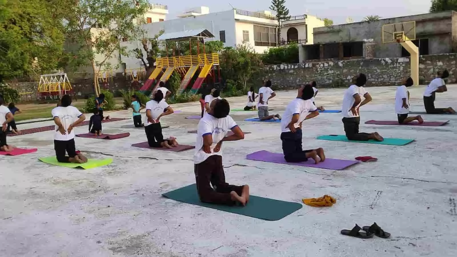 आमेट के तुलसी अमृत विद्यापीठ खेल मैदान में योगाभ्यास करते हुए स्थानीय नागरिक और प्रशिक्षक। आमेट के तुलसी अमृत विद्यापीठ खेल मैदान में योगाभ्यास करते हुए स्थानीय नागरिक और प्रशिक्षक।