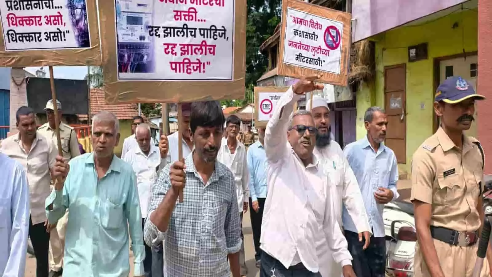 मुरगूड के हुतात्मा तुकाराम चौक पर महावितरण के खिलाफ बैनर और पोस्टर लेकर प्रदर्शन करते बिजली उपभोक्ता। मुरगूड के हुतात्मा तुकाराम चौक पर महावितरण के खिलाफ बैनर और पोस्टर लेकर प्रदर्शन करते बिजली उपभोक्ता।