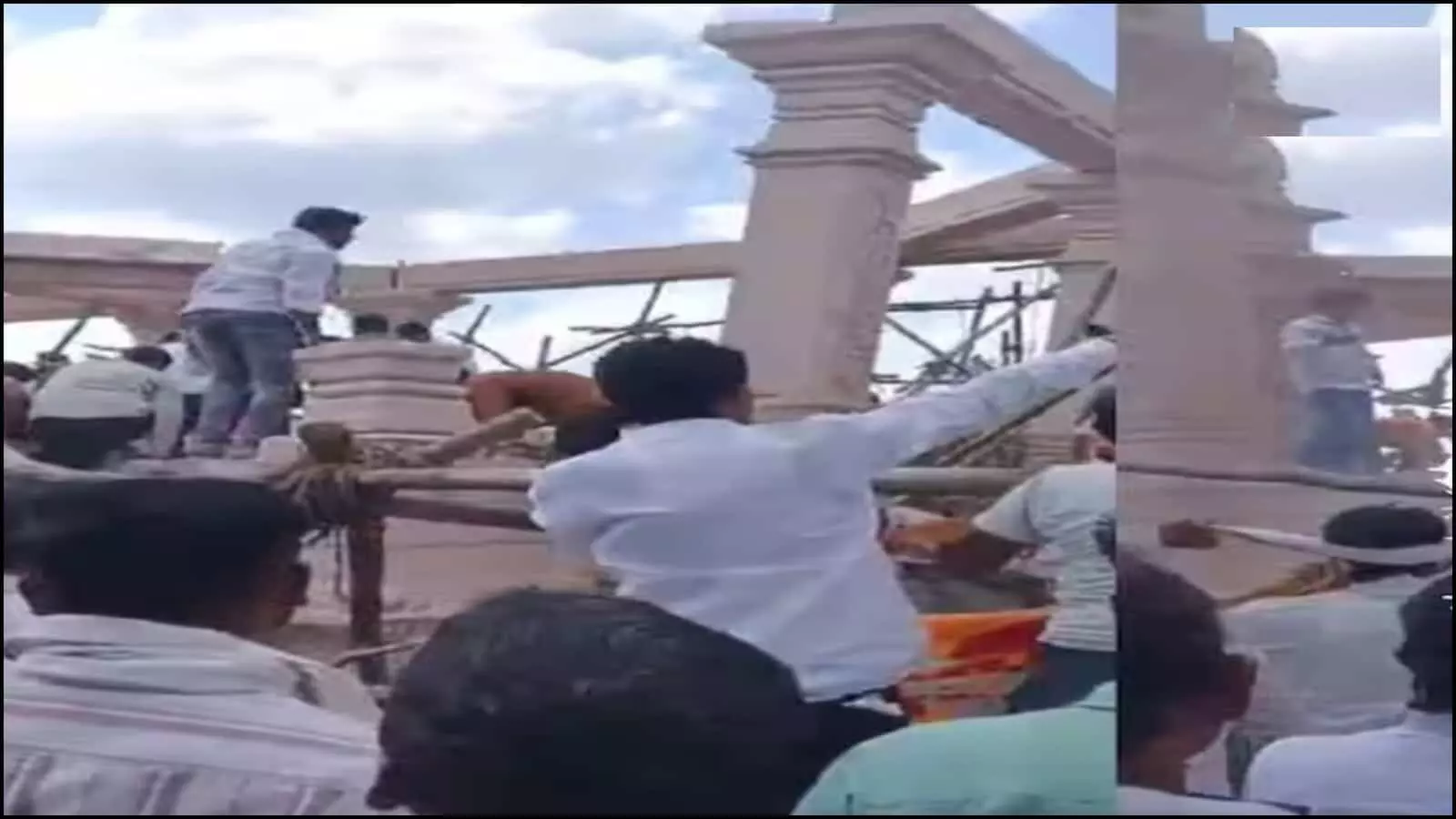 ढहे हुए कंक्रीट के ढांचे के पास बचाव कार्य करते हुए लोग परभणी में मंदिर दुर्घटना के संदर्भ में।