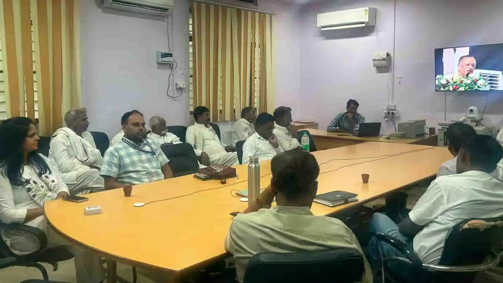 सवाई माधोपुर के वीसी कक्ष में बैठे अधिकारी और किसान पीएम किसान योजना की लाइव स्ट्रीमिंग देख रहे हैं सवाई माधोपुर के वीसी कक्ष में बैठे अधिकारी और किसान पीएम किसान योजना की लाइव स्ट्रीमिंग देख रहे हैं