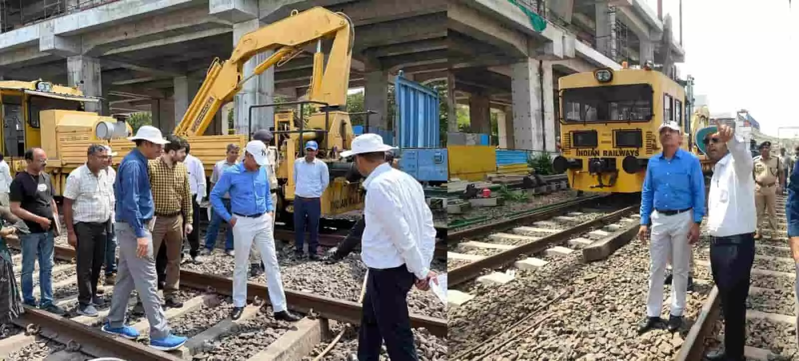 वडोदरा स्टेशन पर निरीक्षण करते रेल अधिकारी और चल रहा ट्रैक आधुनिकीकरण कार्य। वडोदरा स्टेशन पर निरीक्षण करते रेल अधिकारी और चल रहा ट्रैक आधुनिकीकरण कार्य।