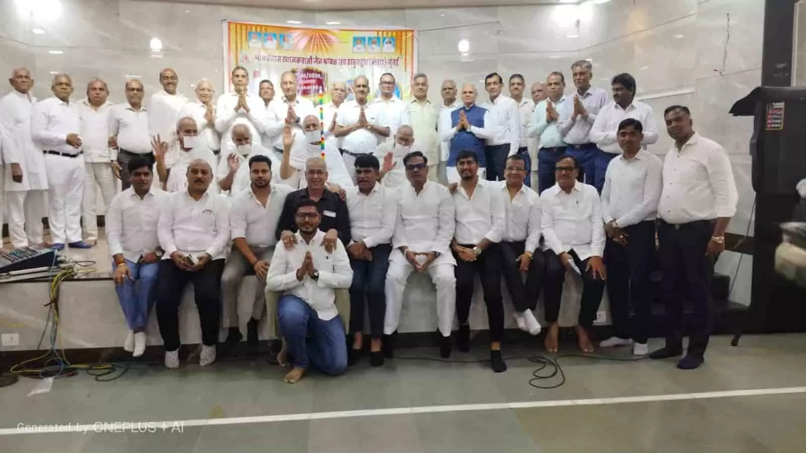 मुंबई में ठाकुरद्वार जैन संघ के कार्यक्रम के मंच पर समूह तस्वीर के लिए खड़े समाज के पदाधिकारी और श्रद्धालु। मुंबई में ठाकुरद्वार जैन संघ के कार्यक्रम के मंच पर समूह तस्वीर के लिए खड़े समाज के पदाधिकारी और श्रद्धालु।