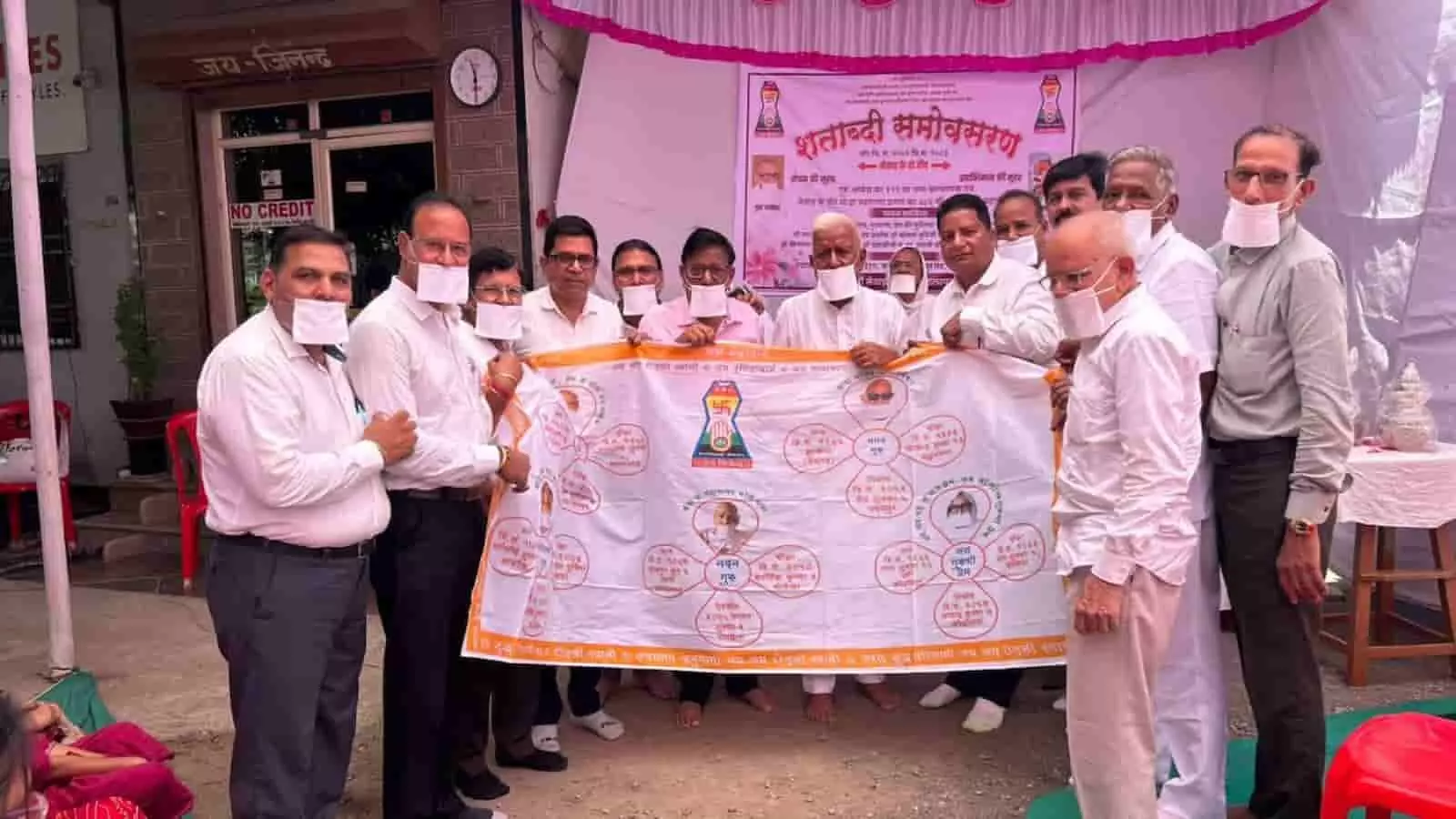 मुंबई में आयोजित धार्मिक कार्यक्रम के दौरान गुरु भक्ति का चार्ट दिखाते हुए जैन समाज के लोग। मुंबई में आयोजित धार्मिक कार्यक्रम के दौरान गुरु भक्ति का चार्ट दिखाते हुए जैन समाज के लोग।
