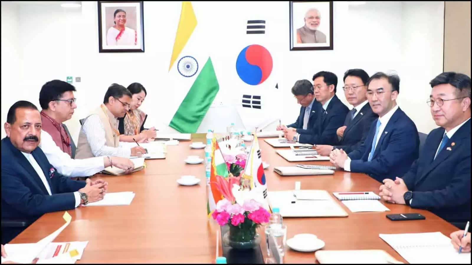 द्विपक्षीय बैठक की मेज पर आमने-सामने बैठे भारत और दक्षिण कोरिया के सरकारी प्रतिनिधिमंडल नई दिल्ली में डिजिटल शासन पर चर्चा करते हुए। द्विपक्षीय बैठक की मेज पर आमने-सामने बैठे भारत और दक्षिण कोरिया के सरकारी प्रतिनिधिमंडल नई दिल्ली में डिजिटल शासन पर चर्चा करते हुए।