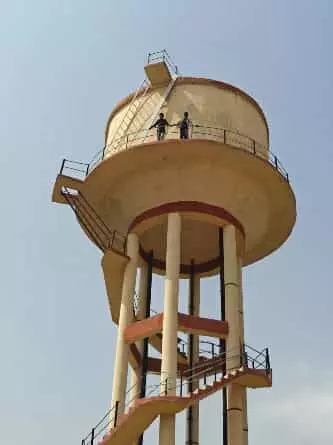 भरतपुर के घाटरी गांव में अवैध क्रेशरों के विरोध में टंकी पर प्रदर्शन करते ग्रामीण। भरतपुर के घाटरी गांव में अवैध क्रेशरों के विरोध में टंकी पर प्रदर्शन करते ग्रामीण।