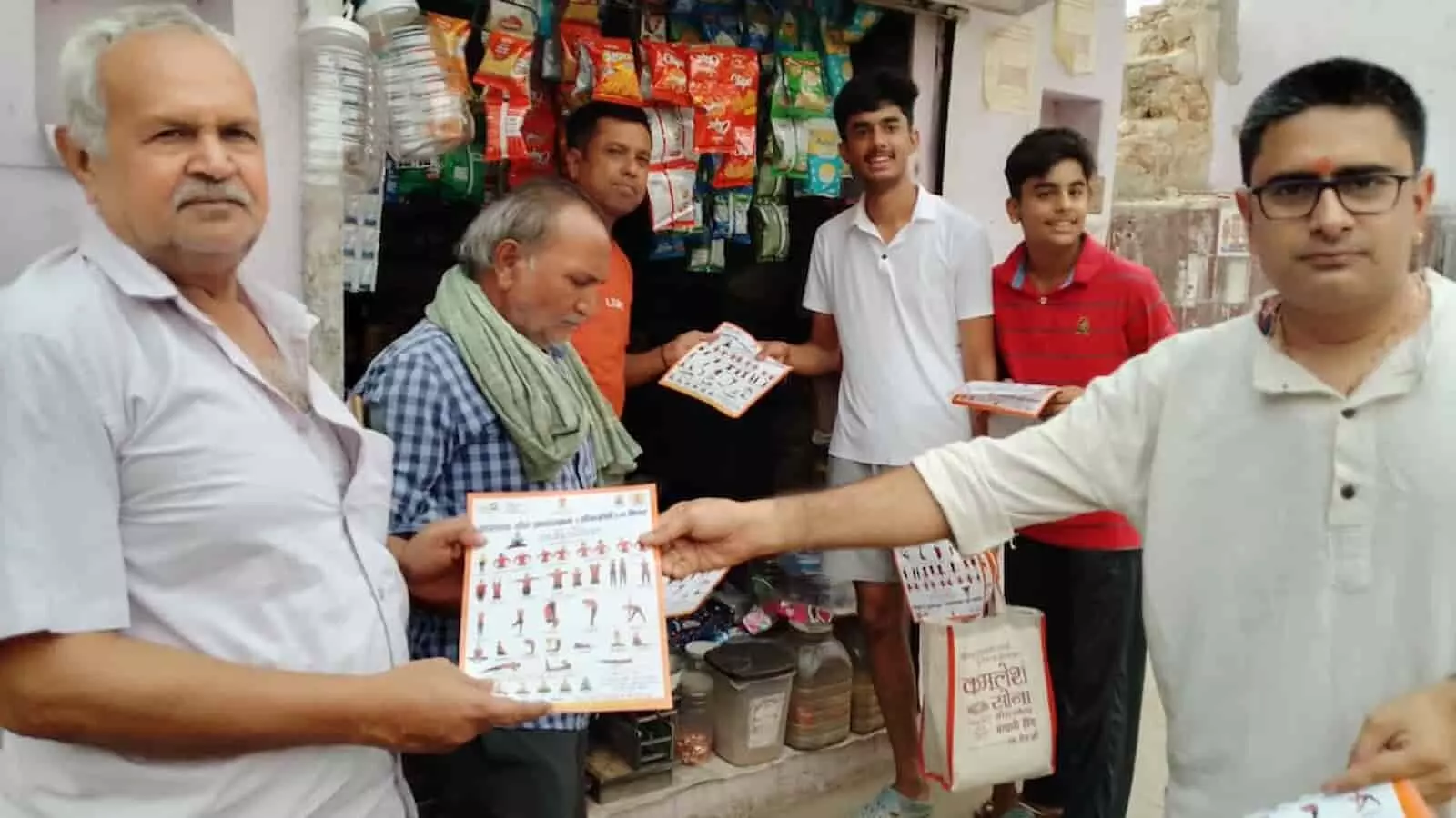 भुसावर में अंतर्राष्ट्रीय योग दिवस कार्यक्रम के लिए पम्पलेट वितरित करते स्थानीय लोग। भुसावर में अंतर्राष्ट्रीय योग दिवस कार्यक्रम के लिए पम्पलेट वितरित करते स्थानीय लोग।