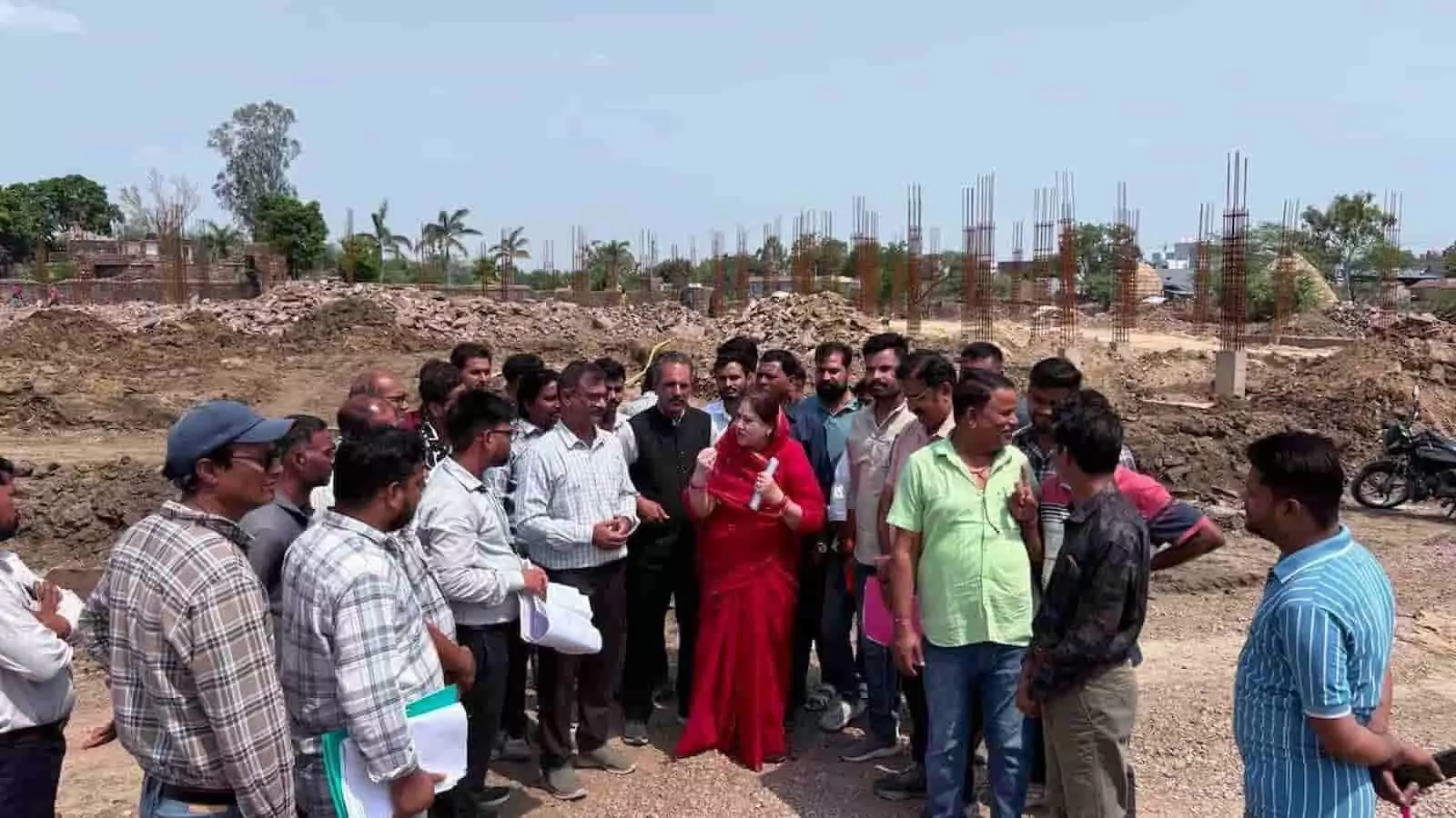 लाडपुरा विधायक कल्पना देवी कोटा के उम्मेदगंज में निर्माणाधीन पॉलिटेक्निक कॉलेज का निरीक्षण कर रही हैं।