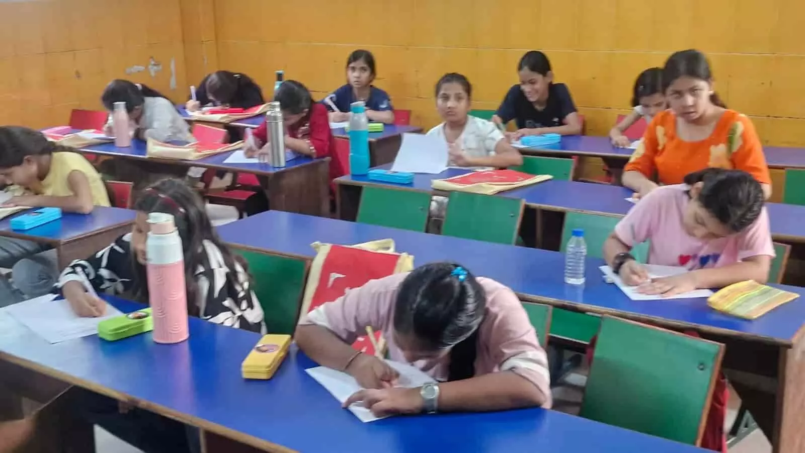 कोटा में जैन दर्शन शिविर के दौरान जैन सिद्धांतों की परीक्षा देती छात्राएं।