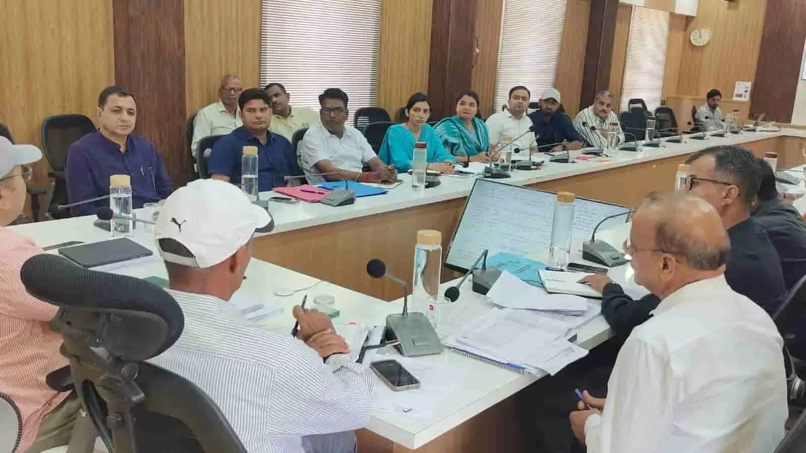 कलेक्ट्रेट सभागार में जिला कलक्टर कमल राम मीना की अध्यक्षता में बैठक के दौरान उपस्थित राजस्व एवं जिला स्तरीय अधिकारी। कलेक्ट्रेट सभागार में जिला कलक्टर कमल राम मीना की अध्यक्षता में बैठक के दौरान उपस्थित राजस्व एवं जिला स्तरीय अधिकारी।