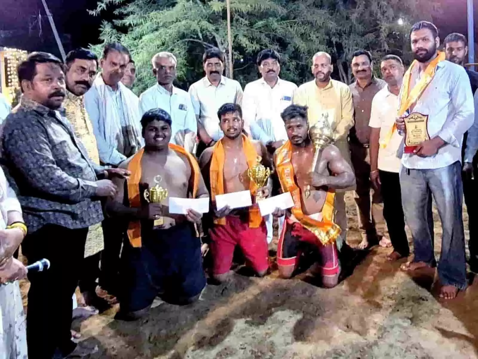 चित्तौड़गढ़ में आयोजित कुश्ती दंगल के समापन पर पुरस्कृत पहलवान और उपस्थित अतिथियों का दृश्य। चित्तौड़गढ़ में आयोजित कुश्ती दंगल के समापन पर पुरस्कृत पहलवान और उपस्थित अतिथियों का दृश्य।