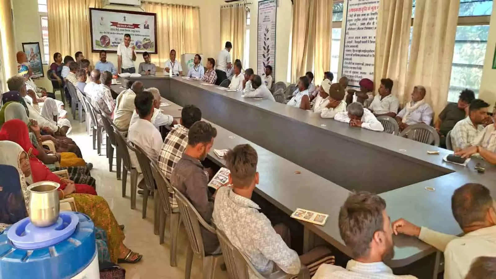 चित्तौड़गढ़ में कृषि विज्ञान केंद्र द्वारा आयोजित कृषक प्रशिक्षण कार्यक्रम में भाग लेते हुए किसान और अधिकारी। चित्तौड़गढ़ में कृषि विज्ञान केंद्र द्वारा आयोजित कृषक प्रशिक्षण कार्यक्रम में भाग लेते हुए किसान और अधिकारी।