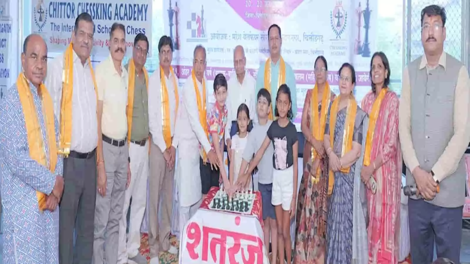 चित्तौड़गढ़ में आयोजित शतरंज चैंपियनशिप का उद्घाटन करते अतिथि और बच्चे, माहेश्वरी भवन का दृश्य। चित्तौड़गढ़ में आयोजित शतरंज चैंपियनशिप का उद्घाटन करते अतिथि और बच्चे, माहेश्वरी भवन का दृश्य।