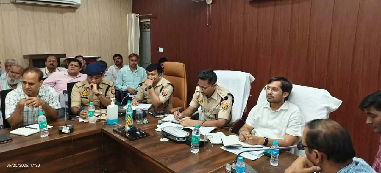 चंदौली पुलिस लाइन में जिलाधिकारी और पुलिस अधीक्षक ने मोहर्रम बैठक में निर्देश दिए।