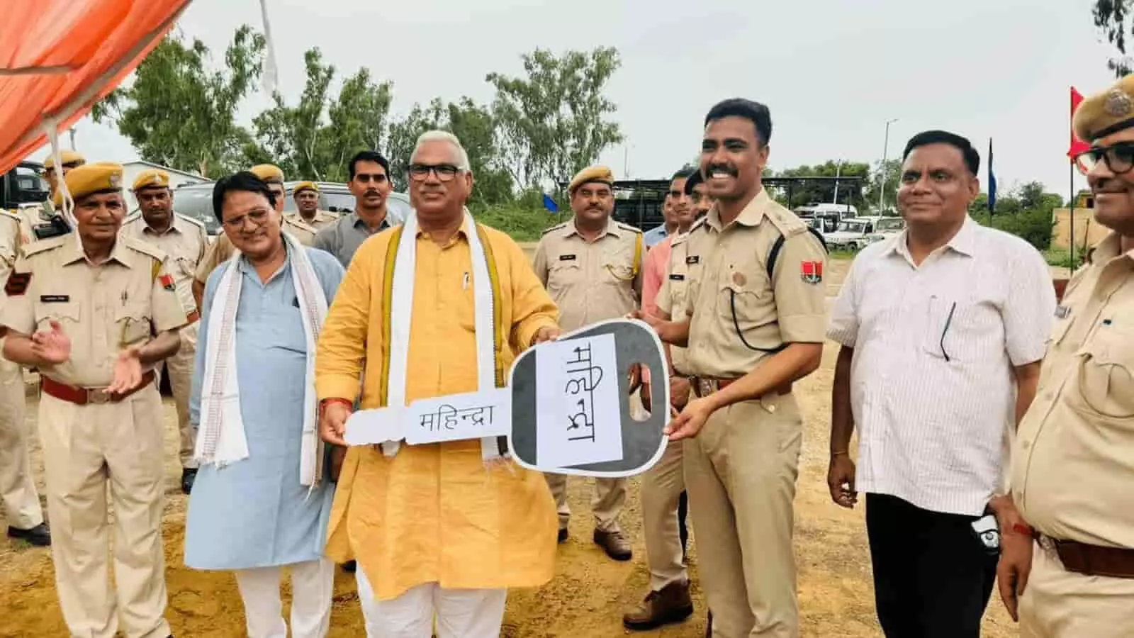 गृह राज्य मंत्री जवाहर सिंह बेढ़म डीग पुलिस को गश्त के लिए नई गाड़ियां सौंप रहे हैं। गृह राज्य मंत्री जवाहर सिंह बेढ़म डीग पुलिस को गश्त के लिए नई गाड़ियां सौंप रहे हैं।