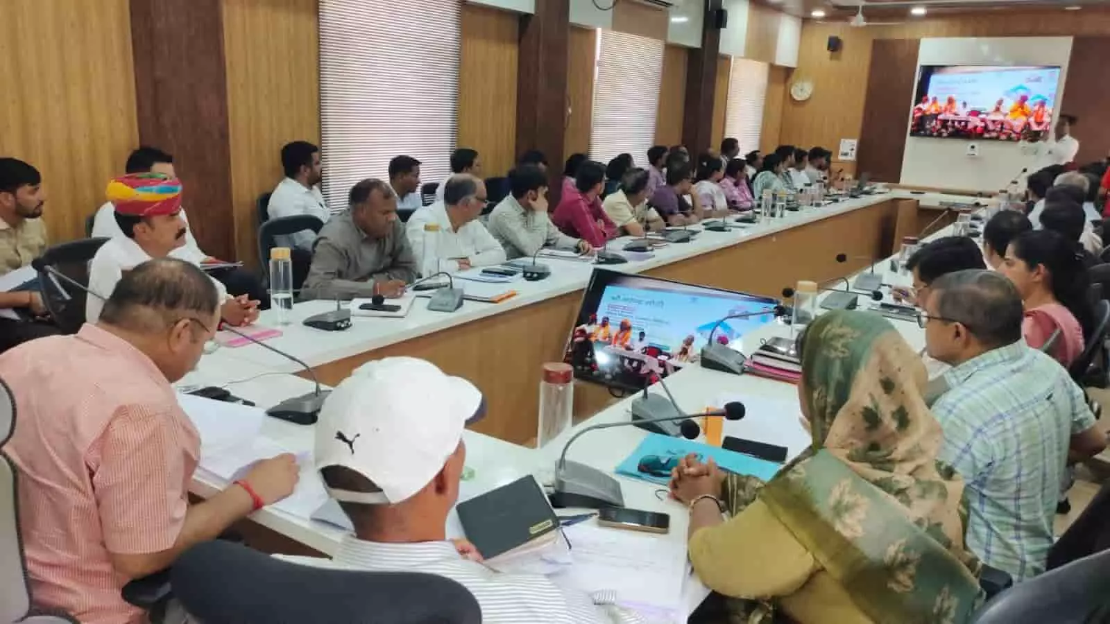 ब्यावर में पीएम-किसान उत्सव दिवस के दौरान अधिकारी और किसान वीडियो कॉन्फ्रेंसिंग में भाग लेते हुए। ब्यावर में पीएम-किसान उत्सव दिवस के दौरान अधिकारी और किसान वीडियो कॉन्फ्रेंसिंग में भाग लेते हुए।