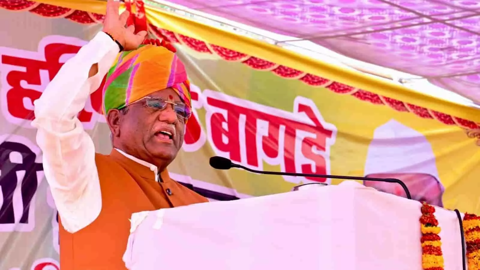 सुजातनगर में नट समाज के कार्यक्रम के मंच पर उपस्थित लोगों को संबोधित करते राजस्थान के राज्यपाल हरिभाऊ बागडे।