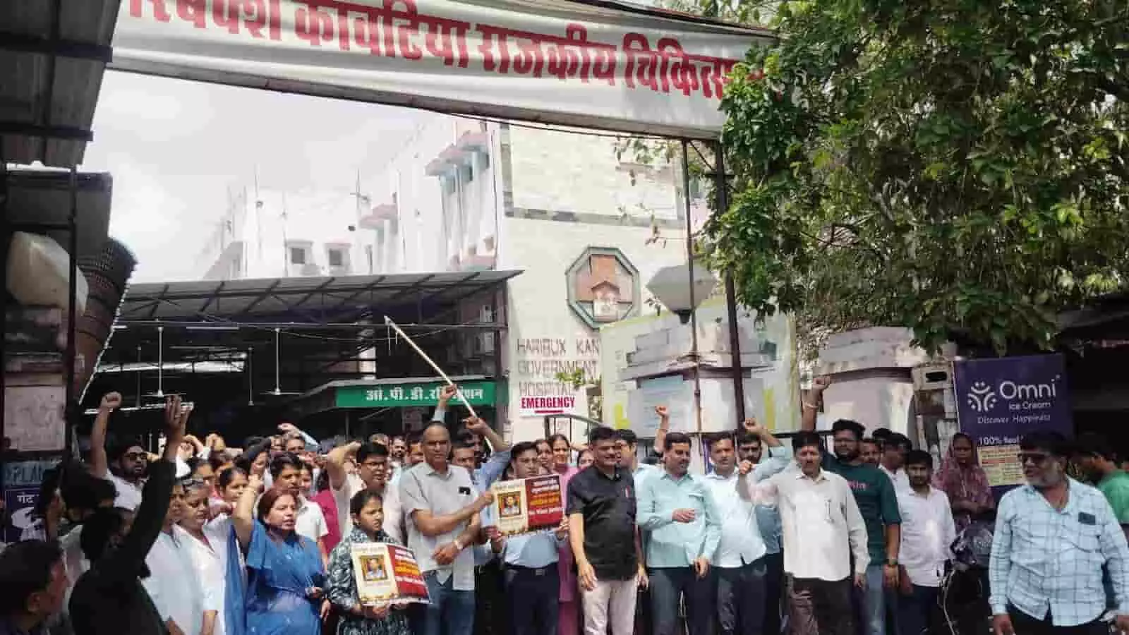 जयपुर के एसएमएस अस्पताल के बाहर धरने पर बैठकर विरोध प्रदर्शन करते आंदोलनकारी संविदा नर्सिंग कर्मचारी। जयपुर के एसएमएस अस्पताल के बाहर धरने पर बैठकर विरोध प्रदर्शन करते आंदोलनकारी संविदा नर्सिंग कर्मचारी।
