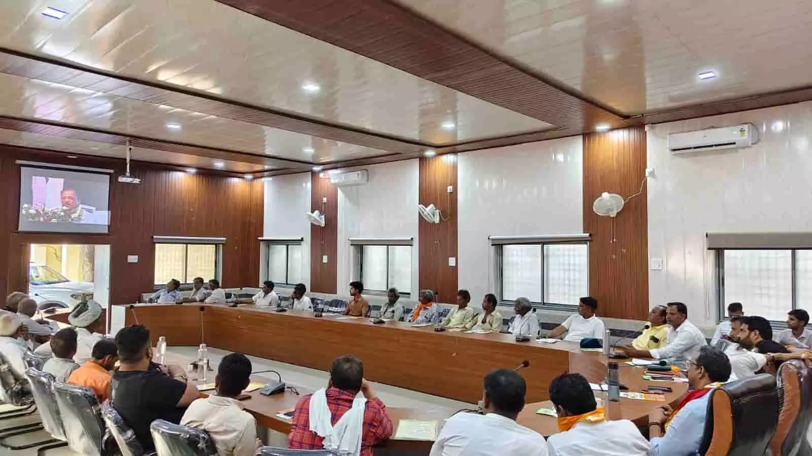 महाराणा प्रताप सभागार भूपालसागर में पीएम किसान निधि के लाइव प्रसारण को देखते हुए विधायक और किसान। महाराणा प्रताप सभागार भूपालसागर में पीएम किसान निधि के लाइव प्रसारण को देखते हुए विधायक और किसान।