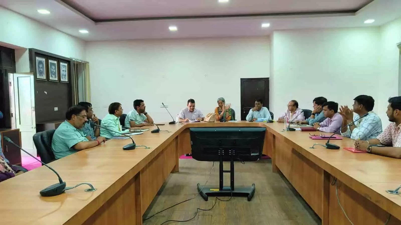 जयपुर में अंतर्राष्ट्रीय योग दिवस की तैयारियों को लेकर अधिकारियों के साथ समीक्षा बैठक करते जिला कलक्टर। जयपुर में अंतर्राष्ट्रीय योग दिवस की तैयारियों को लेकर अधिकारियों के साथ समीक्षा बैठक करते जिला कलक्टर।