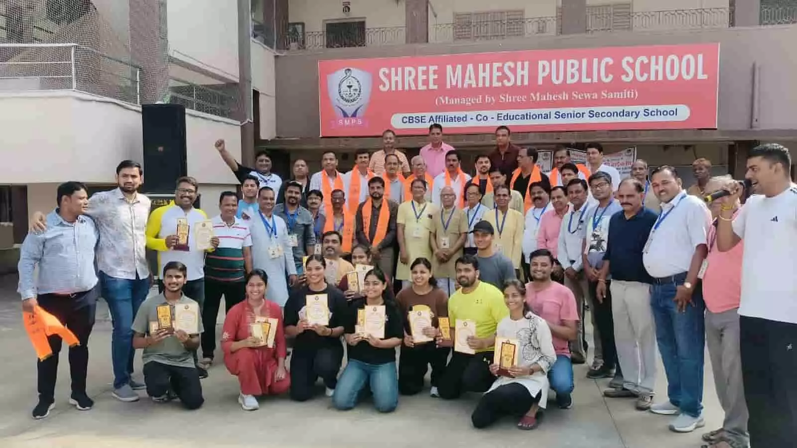महेश स्पोर्ट्स एकेडमी भीलवाड़ा में आयोजित खेल प्रतियोगिता के बाद सम्मानित होते प्रतिभागी और अतिथि। महेश स्पोर्ट्स एकेडमी भीलवाड़ा में आयोजित खेल प्रतियोगिता के बाद सम्मानित होते प्रतिभागी और अतिथि।