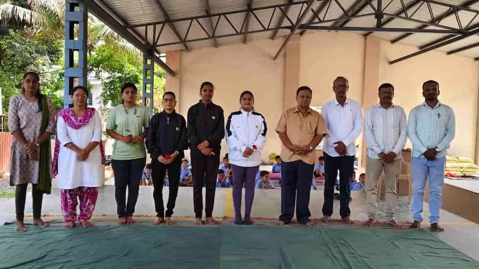 सिद्धेश्वर प्रासादिक विद्यालय के मंच पर योग दिवस कार्यक्रम के दौरान अतिथि और शिक्षक एक साथ खड़े हैं। सिद्धेश्वर प्रासादिक विद्यालय के मंच पर योग दिवस कार्यक्रम के दौरान अतिथि और शिक्षक एक साथ खड़े हैं।