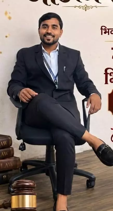 एलएलबी परीक्षा उत्तीर्ण करने के बाद एडवोकेट स्वराज जाधव कोल्हापुर विश्वविद्यालय परिसर में खड़े हैं। एलएलबी परीक्षा उत्तीर्ण करने के बाद एडवोकेट स्वराज जाधव कोल्हापुर विश्वविद्यालय परिसर में खड़े हैं।