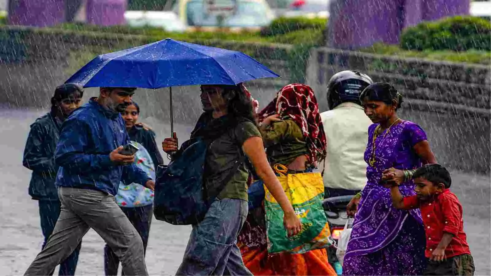 दिल्ली-एनसीआर में तेज बारिश के दौरान सड़क पर छाता लेकर आवाजाही करते हुए आम नागरिक। दिल्ली-एनसीआर में तेज बारिश के दौरान सड़क पर छाता लेकर आवाजाही करते हुए आम नागरिक।