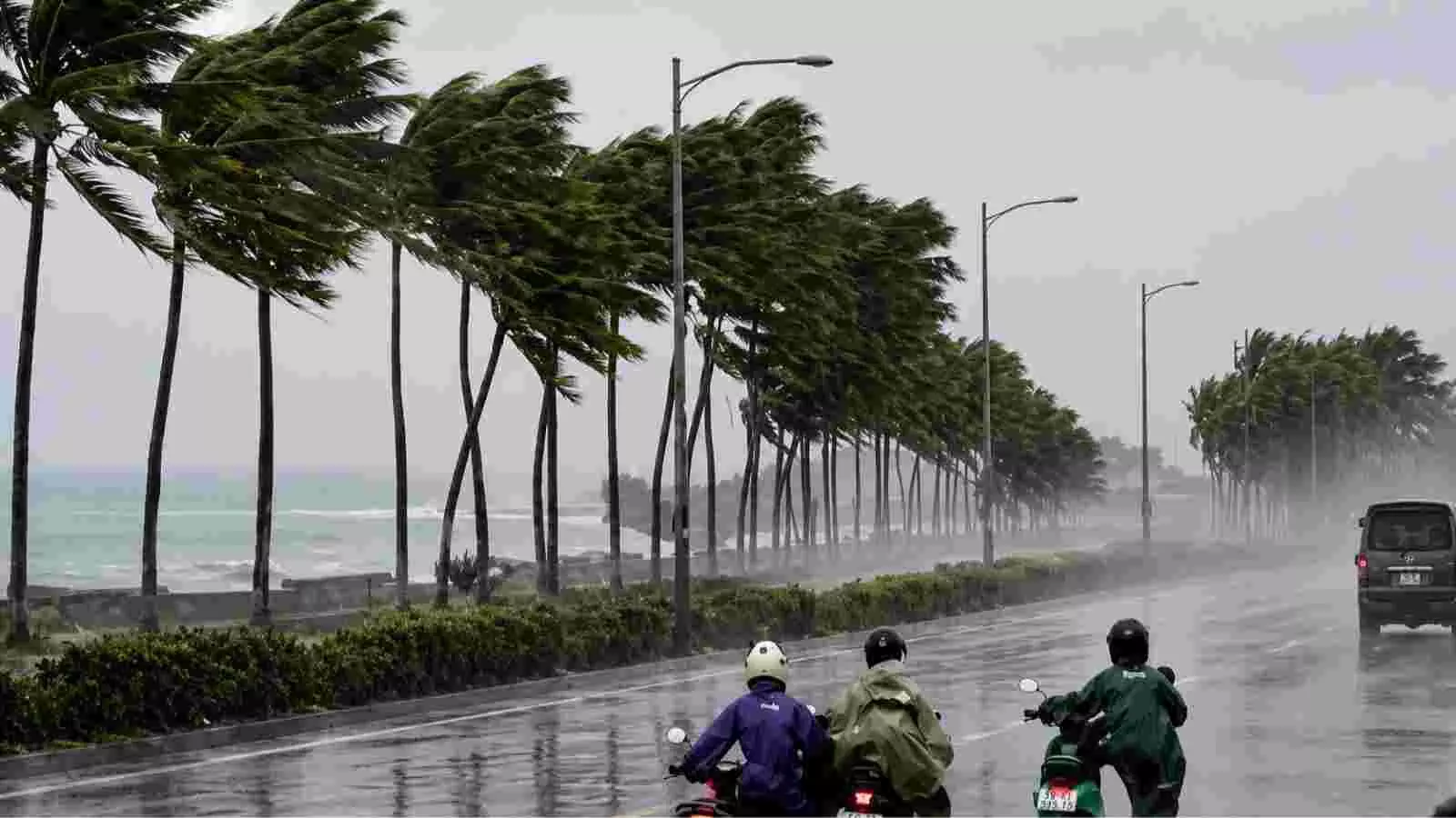 तेज हवा और बारिश के बीच सड़क पर चलते वाहन जो मानसून की सुस्त रफ्तार दर्शाते हैं। तेज हवा और बारिश के बीच सड़क पर चलते वाहन जो मानसून की सुस्त रफ्तार दर्शाते हैं।