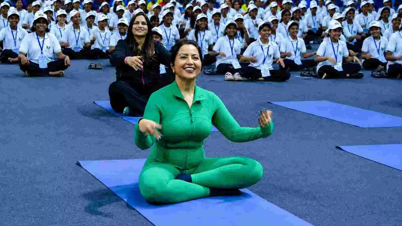 अमृता फडणवीस मुंबई में योग दिवस पर बच्चों के साथ योग का अभ्यास कर रही हैं।