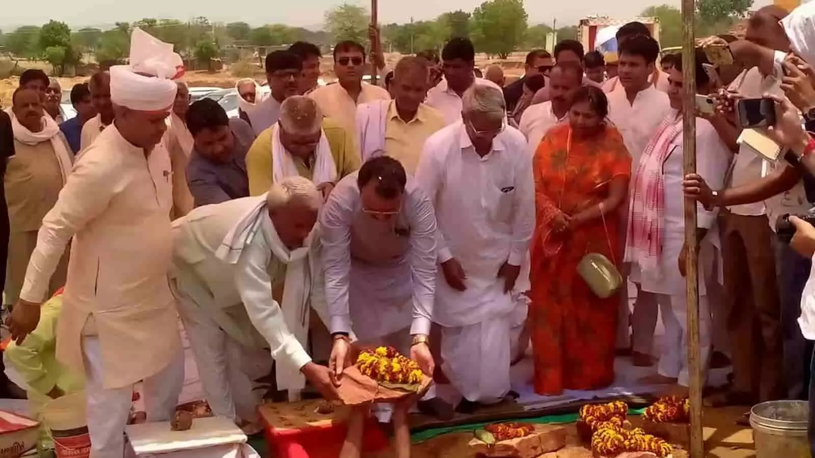 दौसा के समलेटी में भूमि पूजन करते उप मुख्यमंत्री प्रेमचंद बैरवा और विधायक राजेंद्र मीणा आयुर्वेद कॉलेज शिलान्यास के दौरान।