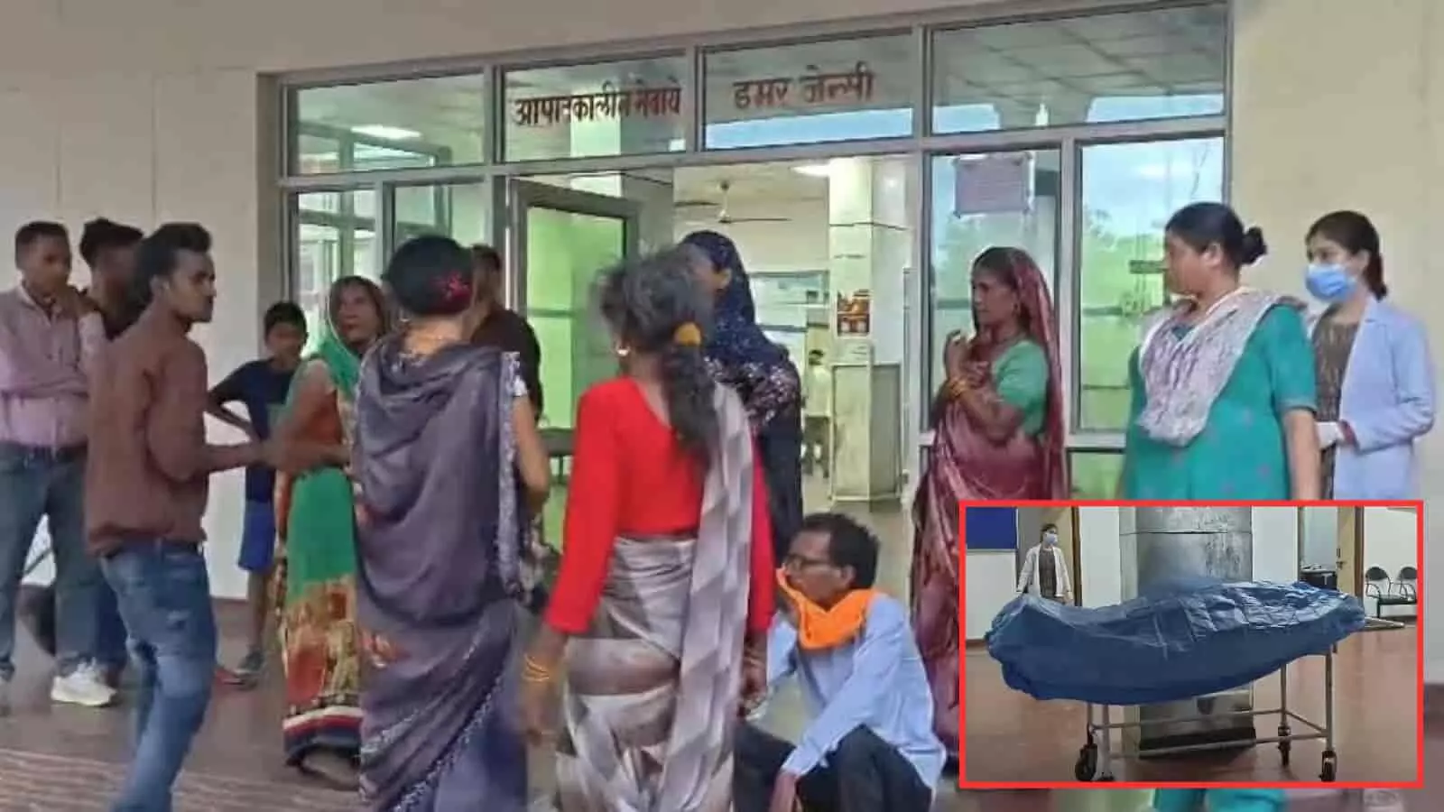 तिर्वा मेडिकल कॉलेज की मोर्चरी के बाहर खड़ी पुलिस जीप और जांच के लिए एकत्र हुए प्रशासनिक अधिकारी। तिर्वा मेडिकल कॉलेज की मोर्चरी के बाहर खड़ी पुलिस जीप और जांच के लिए एकत्र हुए प्रशासनिक अधिकारी।