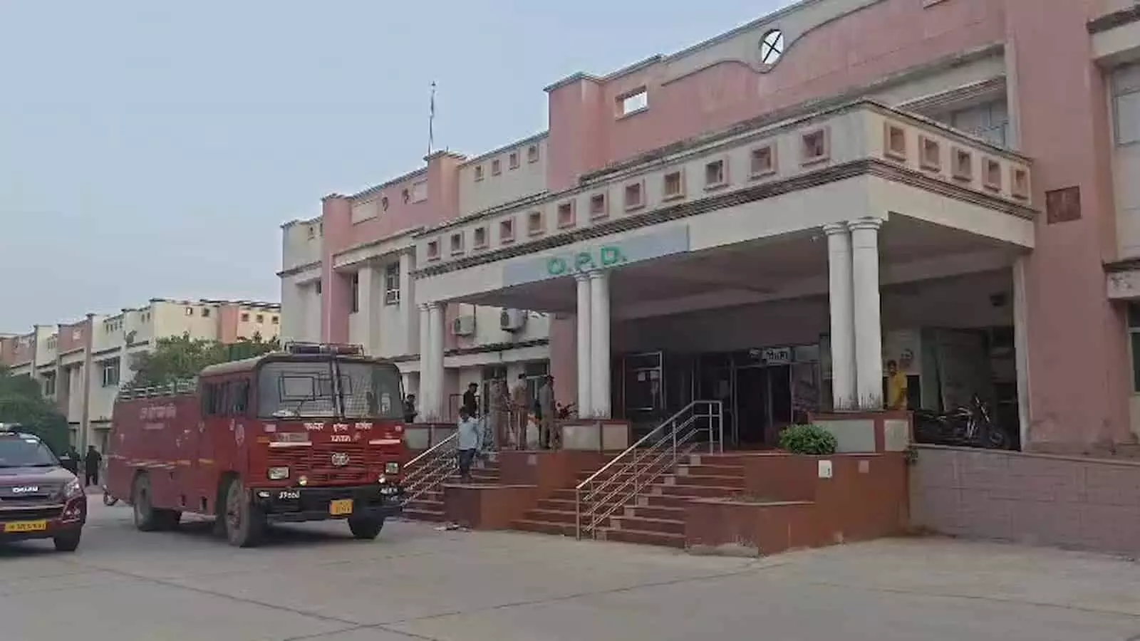 राजकीय मेडिकल कॉलेज के ओपीडी भवन के बाहर खड़ी दमकल की गाड़ी और राहत कार्य में जुटे लोग। राजकीय मेडिकल कॉलेज के ओपीडी भवन के बाहर खड़ी दमकल की गाड़ी और राहत कार्य में जुटे लोग।