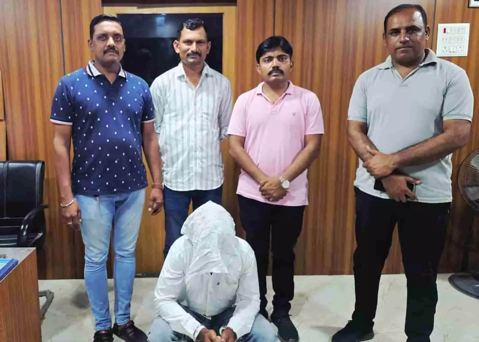 तस्वीर में जालना पुलिस की टीम और हिरासत में लिया गया अपराधी पप्पू कचरू घोरपडे दिखाई दे रहे हैं। तस्वीर में जालना पुलिस की टीम और हिरासत में लिया गया अपराधी पप्पू कचरू घोरपडे दिखाई दे रहे हैं।