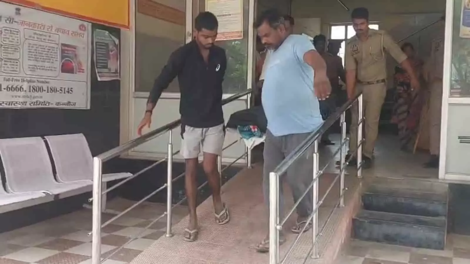 अस्पताल परिसर में पुलिसकर्मी और स्थानीय लोग कानूनी कार्रवाई के तहत स्ट्रेचर के पास खड़े दिखाई दे रहे हैं। अस्पताल परिसर में पुलिसकर्मी और स्थानीय लोग कानूनी कार्रवाई के तहत स्ट्रेचर के पास खड़े दिखाई दे रहे हैं।