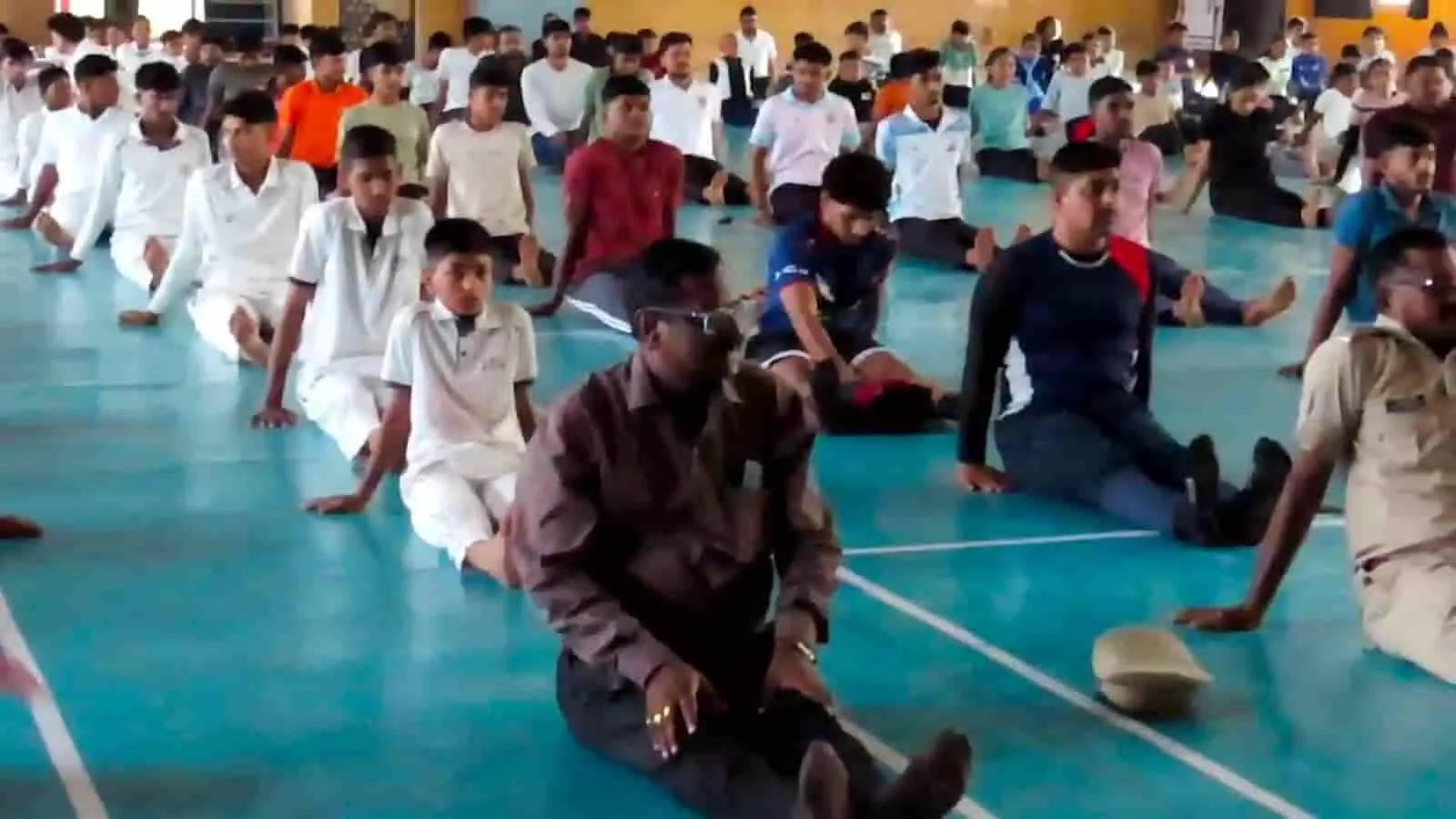 तस्वीर में वाशिम के जिला क्रीडा संकुल में योग दिवस पर योगाभ्यास करते नागरिक। तस्वीर में वाशिम के जिला क्रीडा संकुल में योग दिवस पर योगाभ्यास करते नागरिक।