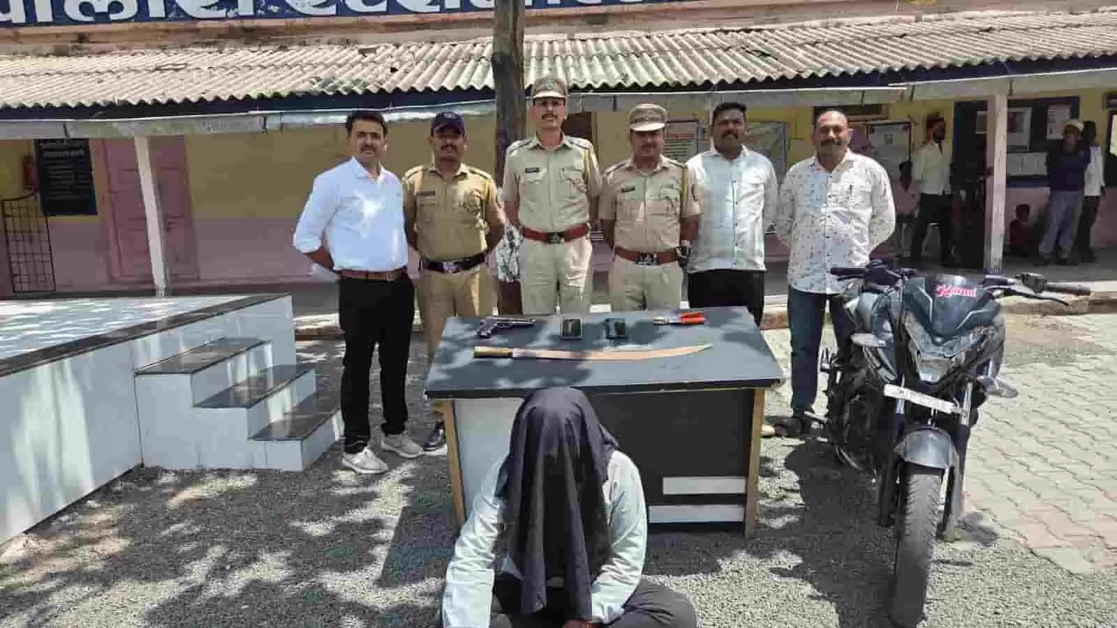 रिसोड पुलिस स्टेशन के बाहर गिरफ्तार संदिग्ध और जब्त किए गए हथियार। रिसोड पुलिस स्टेशन के बाहर गिरफ्तार संदिग्ध और जब्त किए गए हथियार।