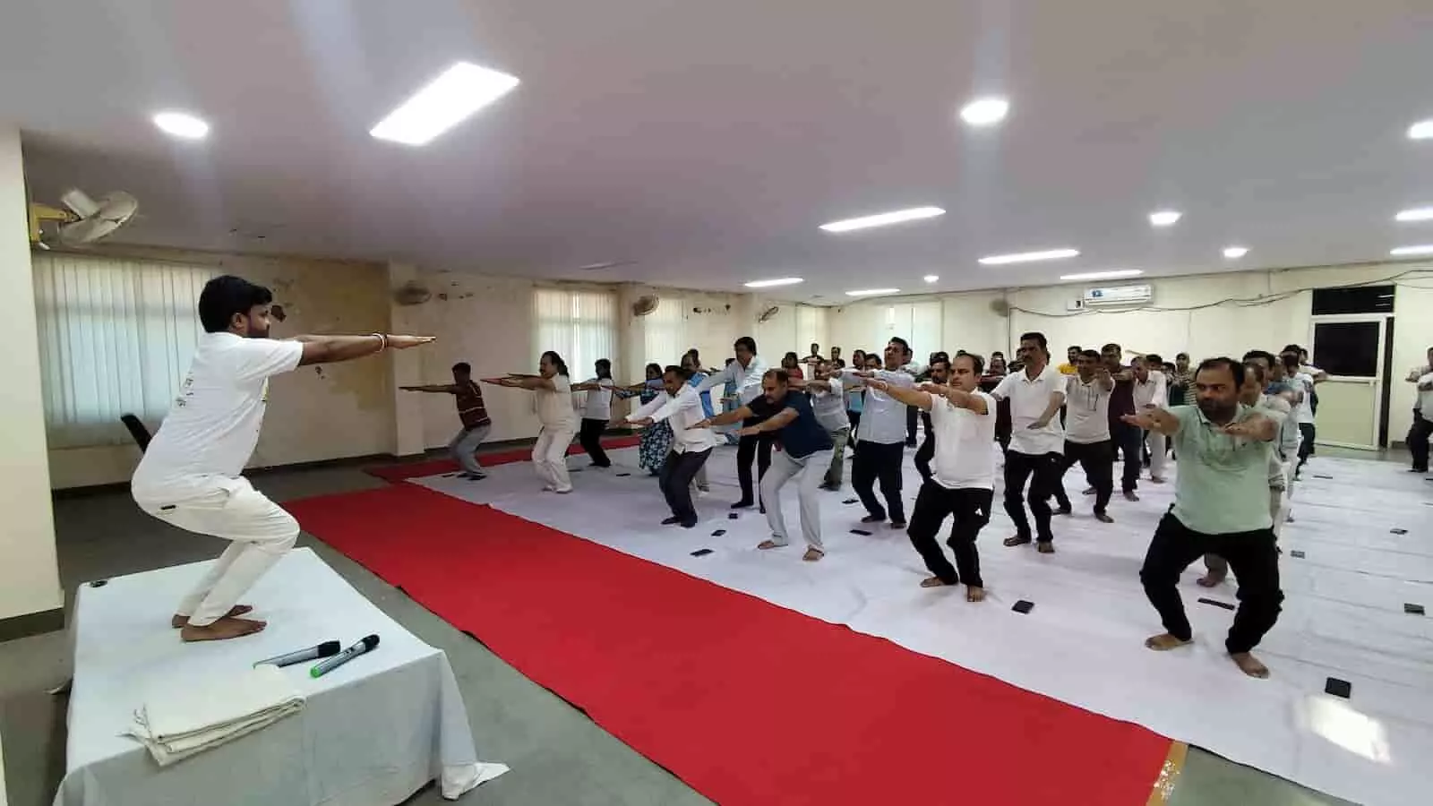 सवाई माधोपुर जिला न्यायालय में अंतर्राष्ट्रीय योग दिवस पर योगाभ्यास करते न्यायिक अधिकारी और अधिवक्ता। सवाई माधोपुर जिला न्यायालय में अंतर्राष्ट्रीय योग दिवस पर योगाभ्यास करते न्यायिक अधिकारी और अधिवक्ता।