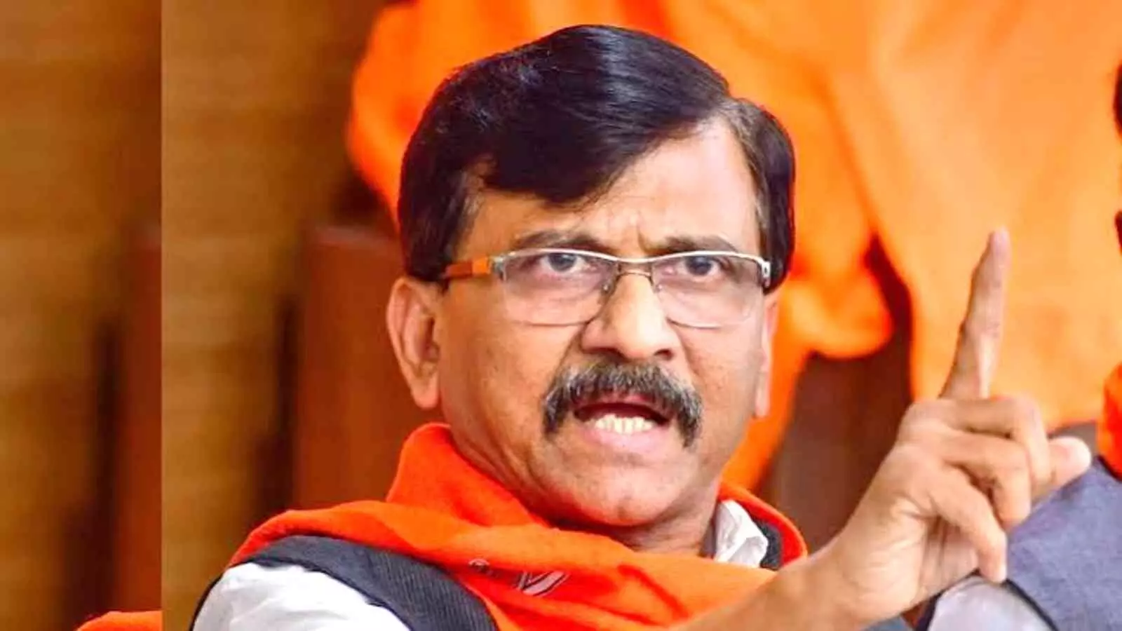 संजय राउत मुंबई में प्रेस कॉन्फ्रेंस के दौरान उंगली उठाकर बात कर रहे हैं। संजय राउत मुंबई में प्रेस कॉन्फ्रेंस के दौरान उंगली उठाकर बात कर रहे हैं।
