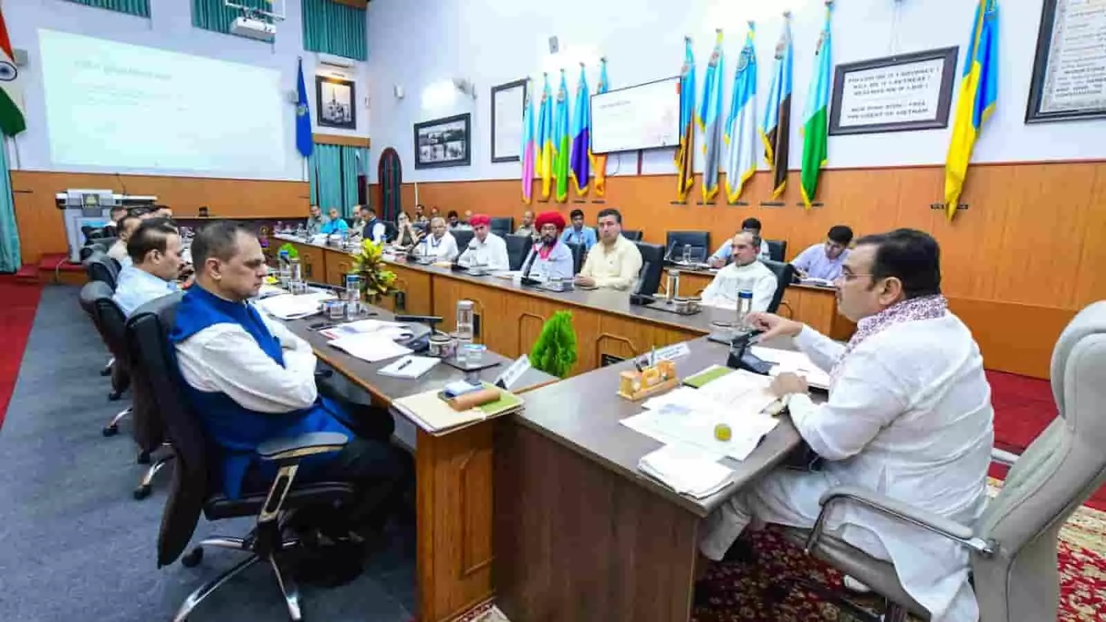 जयपुर में आबूपर्वत विकास समिति की बैठक की अध्यक्षता करते मुख्यमंत्री भजनलाल शर्मा और उपस्थित अधिकारी। जयपुर में आबूपर्वत विकास समिति की बैठक की अध्यक्षता करते मुख्यमंत्री भजनलाल शर्मा और उपस्थित अधिकारी।